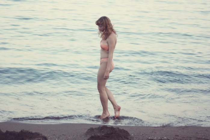 różowe bikini stylizacja na plażę 