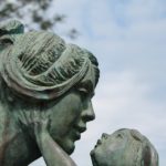 Człowiek matka – zły kapitalista. Zła feministka?